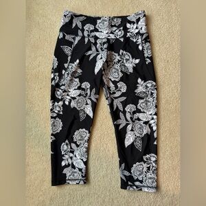 Old navy elevate crop leggings Floral Black and White